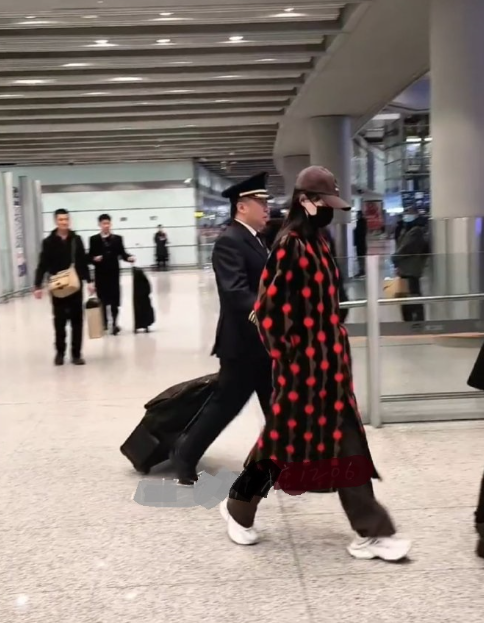 唐嫣现身机场她这次搭配的很有时尚潮流之美
看起来也格外的显年轻
唐嫣穿了一件绒面