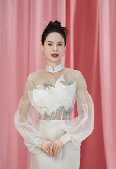 一次采访中，鲁豫问李若彤：你这么久一直不拍戏，不担心有一天钱花完了？

李若彤说