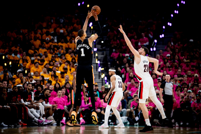 尽在掌握！#马刺时隔7年季后赛首胜# 
文班亚马的季后赛首秀，
看到的不是紧张，