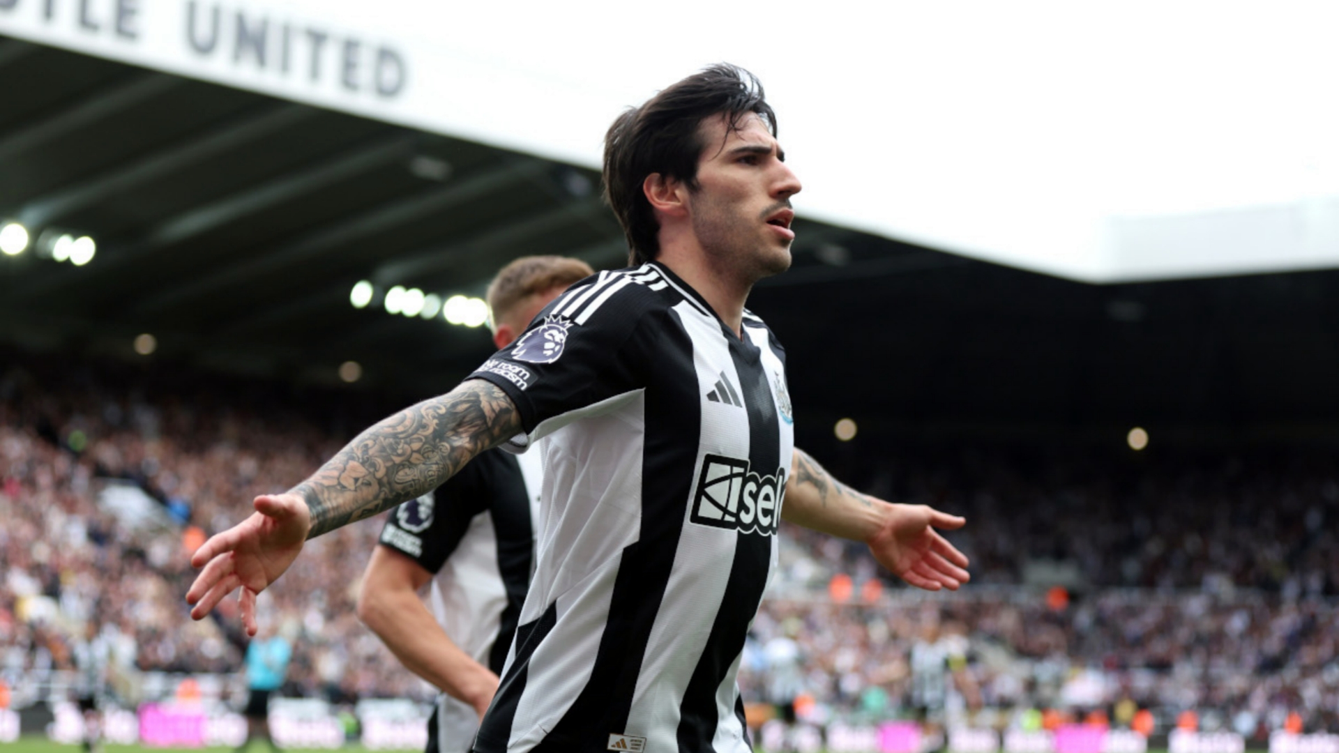 媒体表示：曼联、阿森纳、皇马和尤文都有意引进托纳利。
球员本人倾向留英超，纽卡要