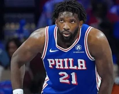前NBA球员乔-约翰逊在一档播客节目中表示，如果乔尔-恩比德保持健康，76人下赛