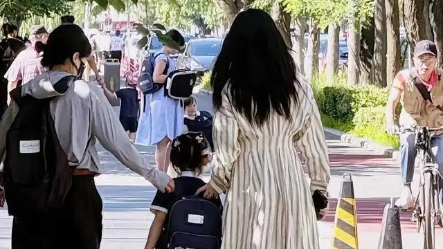 朱珠接女儿放学，有保姆随行也不娇惯自己背书包，教育观念被夸