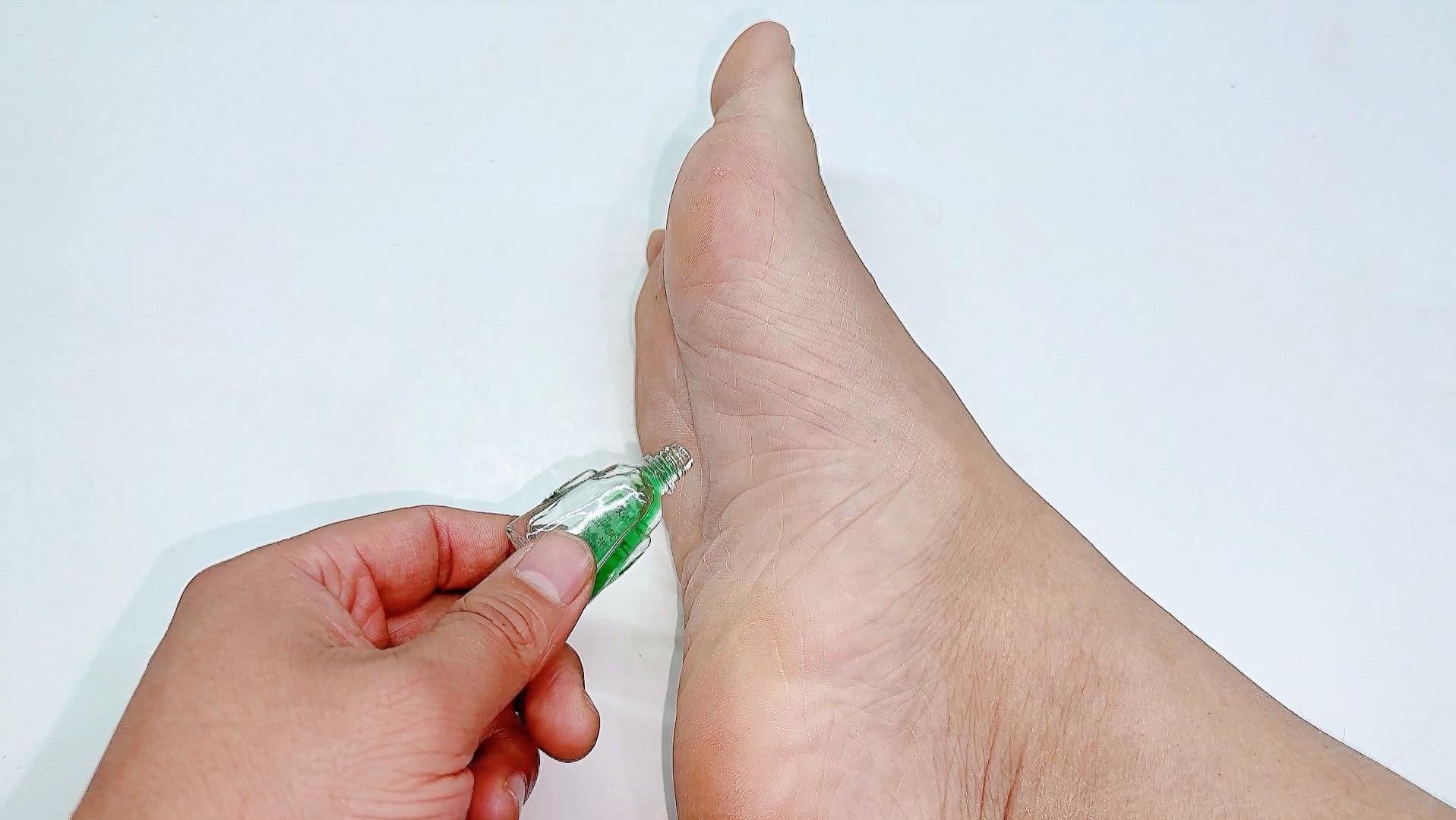 晚上睡觉前，在脚底滴一滴风油精，作用太厉害了，赶紧回家试试