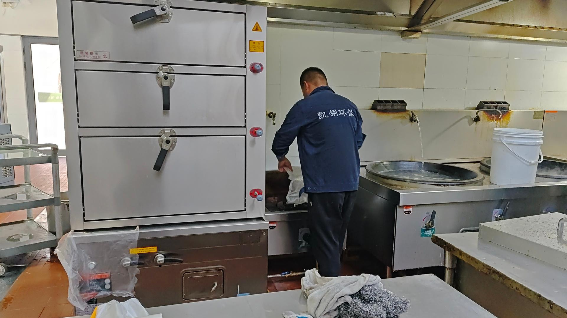 商业油烟清洗：如何选择安全高效的专业服务商