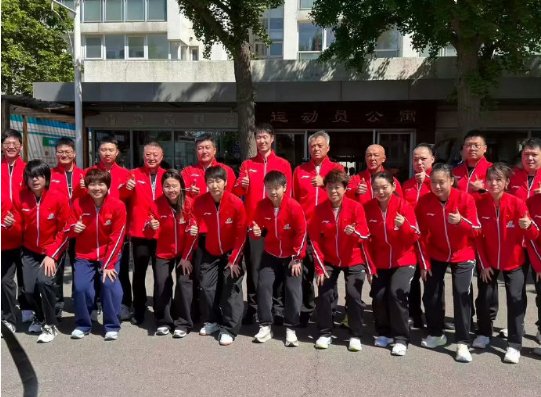 国乒男女队出征前的合影太有气势了！马龙现身送队出征，这传承与奔赴的画面，满是热血