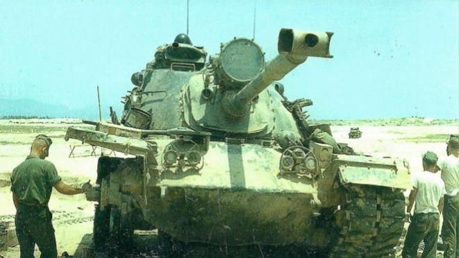 老照片 越南战争中美军修理被炸毁的坦克