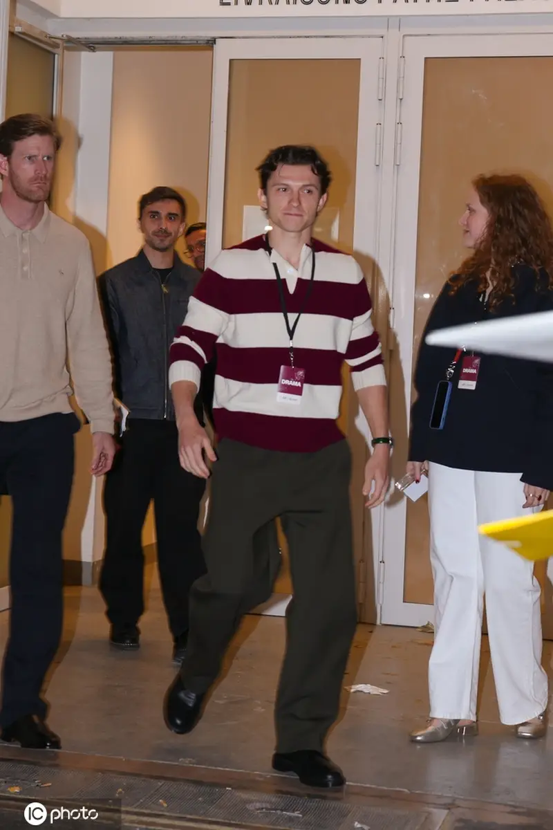 汤姆·赫兰德巴黎支持赞达亚新片 首映后向粉丝致意