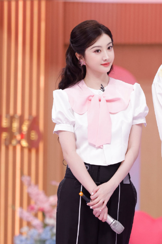 美颜暴击，被这甜甜一笑治愈了