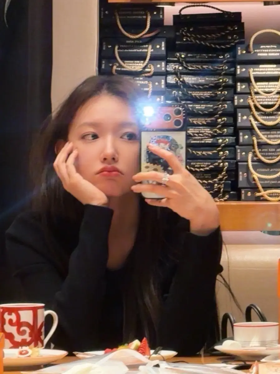 程潇手捧鲜花甜笑松弛大方 素颜状态能打皮肤无瑕疵