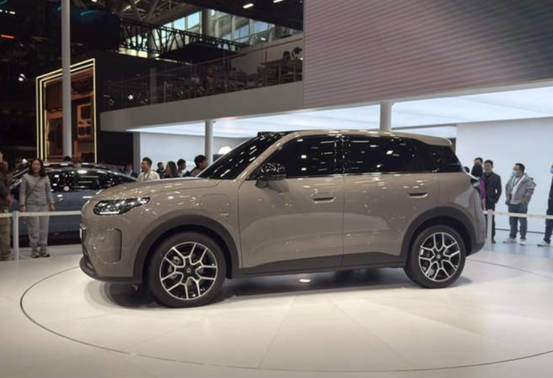 零跑A10性价比怎么样？大家琢磨琢磨，以前6万多块钱能买啥车，这个价位能给个倒车