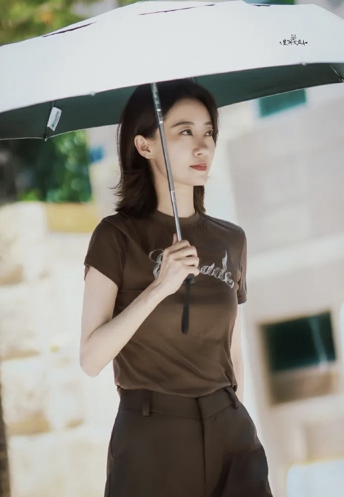 张小斐剪了短发后年轻20岁！一身美拉德穿搭，简约又高级！