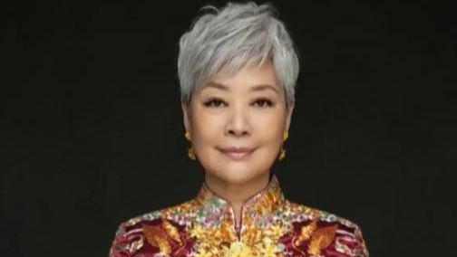71岁女星金燕玲未出席女儿婚礼，直言不想见第二任前夫，关之琳送了婚纱