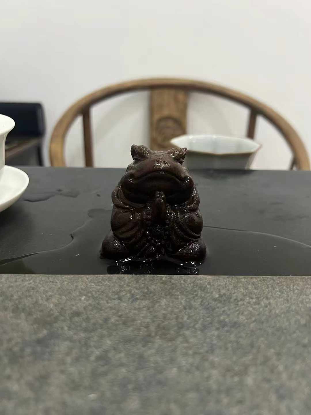 道家有个说法，叫“君子不立危墙之下”
接下来的两年，别往人堆里扎。
不是怕，是天