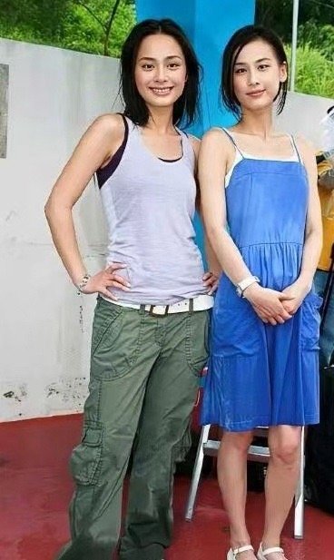 2007年，钟欣潼与黄圣依同框的合影。那时候阿娇26岁，黄圣依24岁。