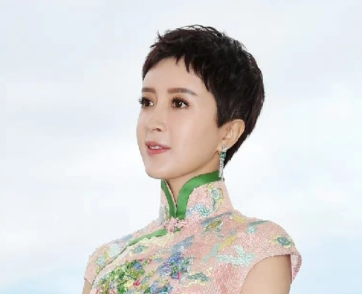 演员金巧巧毫不避讳
自曝腮帮子上的两坨肉，居然是当年医美翻车导致的，这到底是怎么