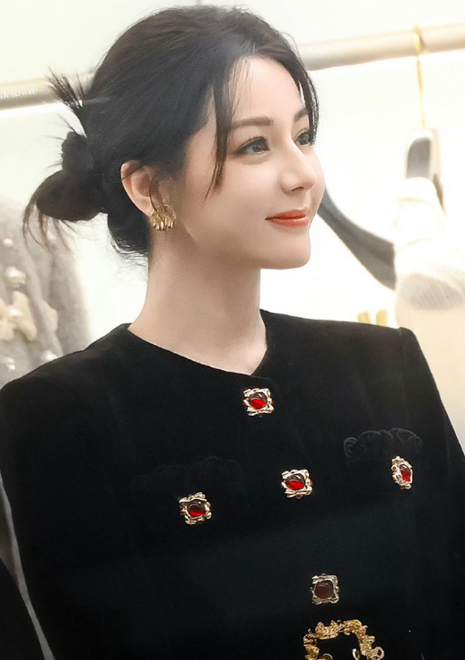 如果你是正电荷，那我就是负电荷，吸引是正确选项的唯一