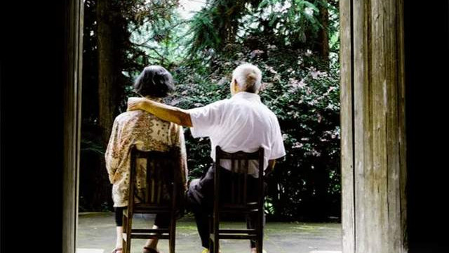 “丧礼上我没有哭，所有人都说我冷血，直到深夜...”