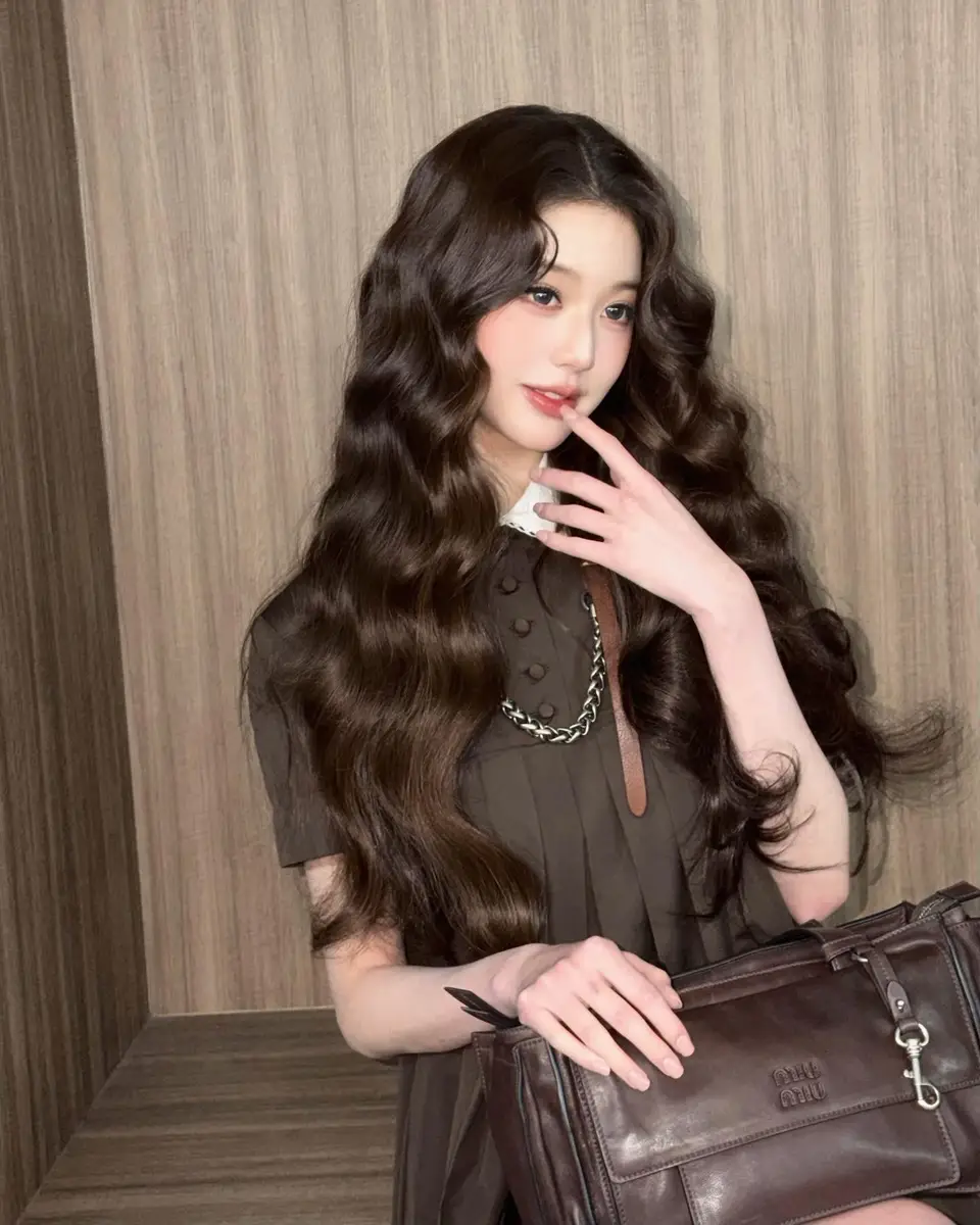 张元英穿娃娃裙娇俏甜美 一头羊毛卷少女感十足