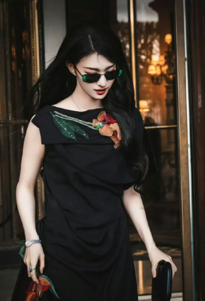 王楚然现身巴黎，一袭黑裙惊艳全场，把贵气与松弛感焊在身上 