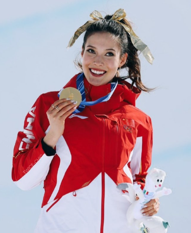 小谷领奖造型太惊艳！米兰冬奥会自由式滑雪女子U型场地技巧再夺金牌🏅
金色蝴蝶结