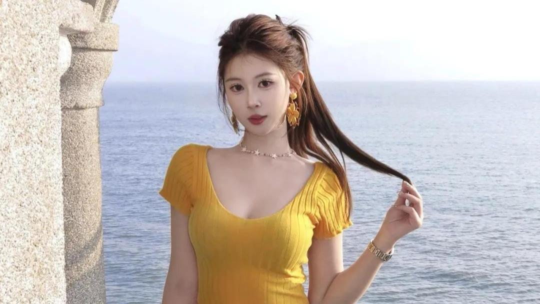 完美身材牛仔裤小姐姐海边拍照，6个简单动作，让她看起来时尚潮流，魅力感十足