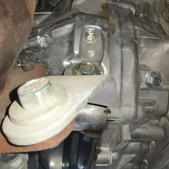 十代雅阁发动机与变速箱渗油
雅阁车没有一年，变速箱与发动机渗油。各位车友我该怎么