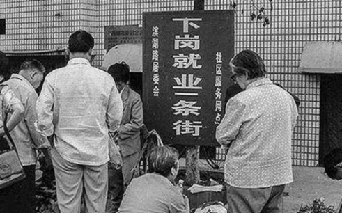 84年父亲下岗要人顶上，弟弟让我把名额让给他，我俩命运从此改变