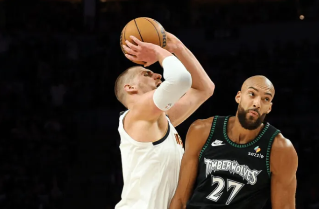 NBA季后赛，掘金96-113不敌森林狼。
约基奇在谈到球队过去系列赛完成逆转的