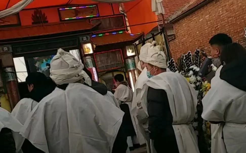 老人出殡，长子前年去世了，出殡时摔盆是由二儿子摔还是由长孙摔，吵翻了！

这事就