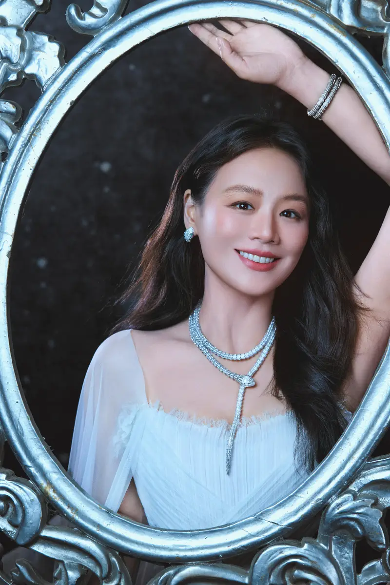 马思纯穿白纱开衩长裙温柔贵气 倚镜而立气质温婉明艳