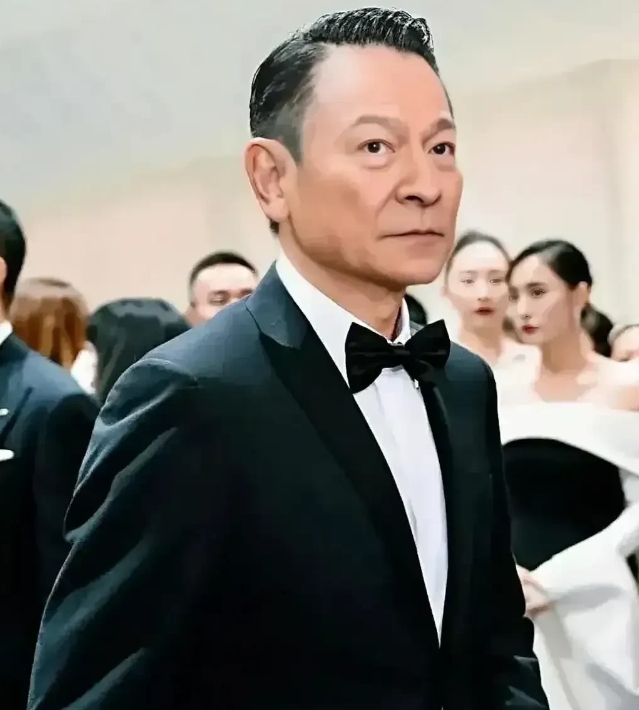这个真是刘德华吗？有点不大敢认！ 变化太大了，真是岁月不饶人啊！ 老了，头发也少