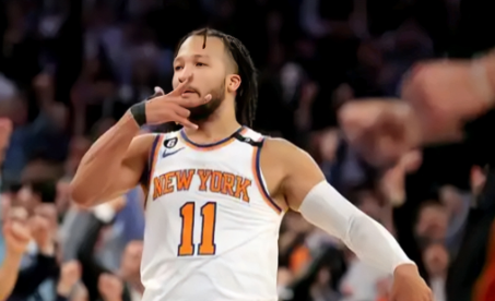 布伦森28分带领尼克斯轻取老鹰取得季后赛开门红。NBA季后赛首轮，尼克斯主场迎战