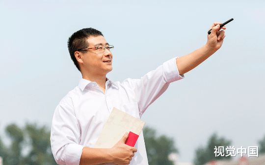 我是个偏远乡镇的镇长，开个二手捷达去市环保局开会，破车坏在了局长专属通道，保安让我见识了啥叫小鬼难缠