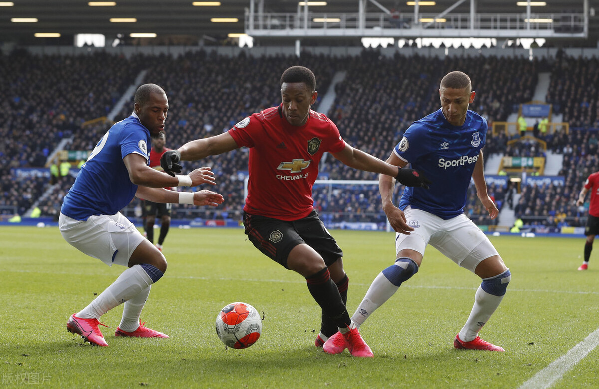 切尔西主场完败热刺濒临破产，伦敦生存环境愈发恶劣，曼市劲旅心灵神会准备出招！