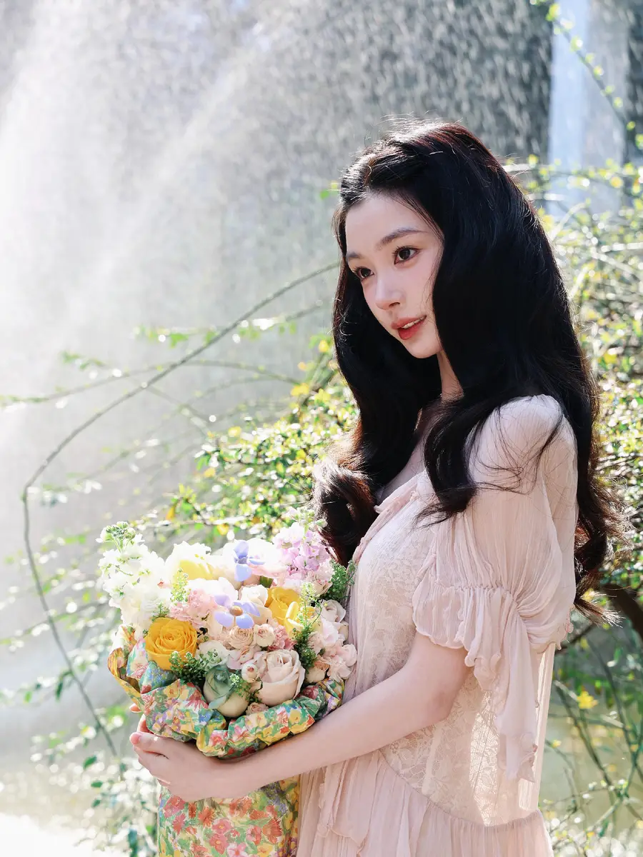 易梦玲穿粉色纱裙配卷发温柔娇俏 逆光下回眸浅笑甜美灵动