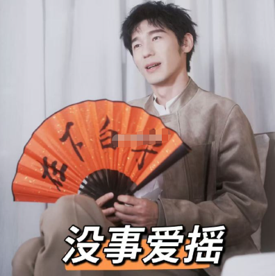 仿佛看到了古代差役巡街的架势，一本正经地晃着手。这种微妙的幽默感被他演得自然又鲜