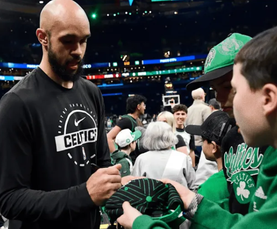 NBA官方今日宣布，凯尔特人后卫德里克-怀特获得了2025-26赛季的体育道德风