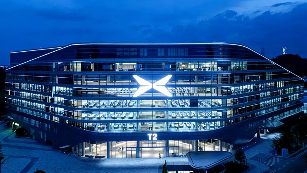 不只造车，何小鹏要用物理AI挣全球巨头的钱