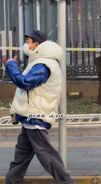 路透里他心情很好的样子，简单示意后就离开了。每年春晚他都认真准备，这份用心看得到