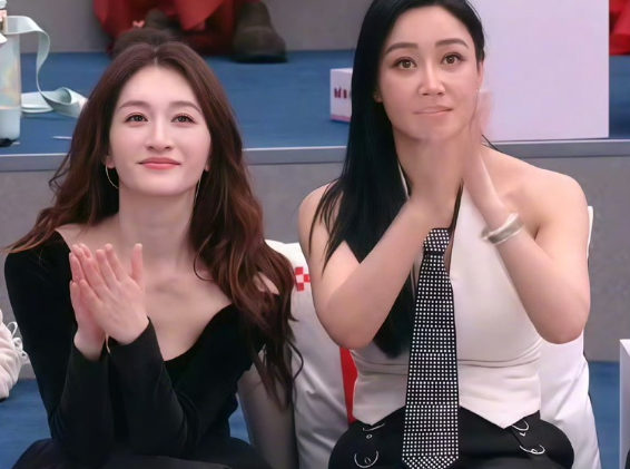 陈数说李小冉美得太过分了
是那种让女生都忍不住心动的漂亮。”《乘风2026》观众