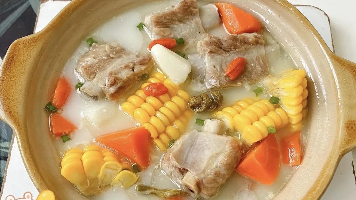 一碗奶白暖汤：家常排骨玉米汤的治愈滋味。