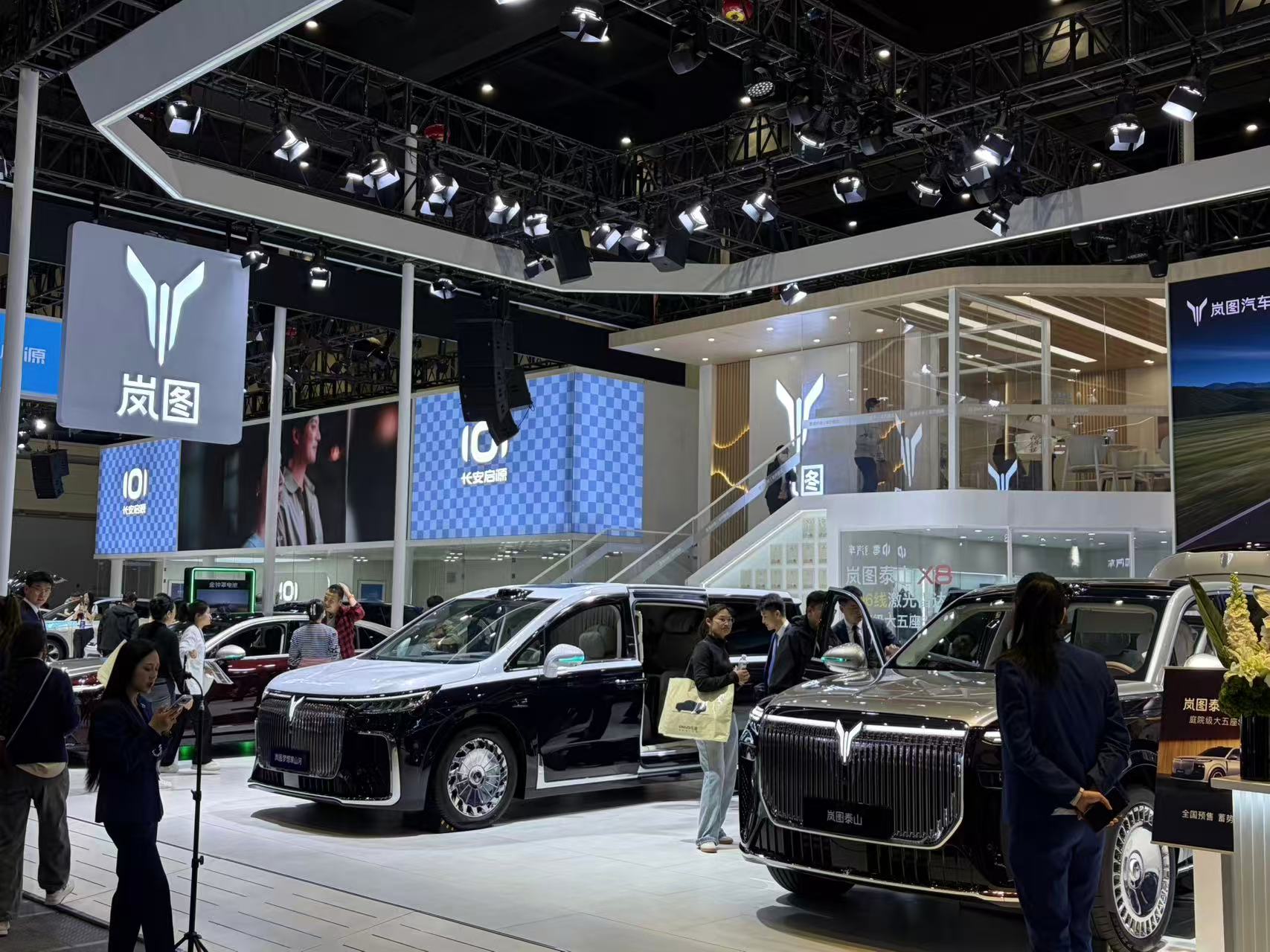 来逛第 43 届大河国际车展，我直奔岚图展台，这次岚图携 SUV、MPV、轿车全