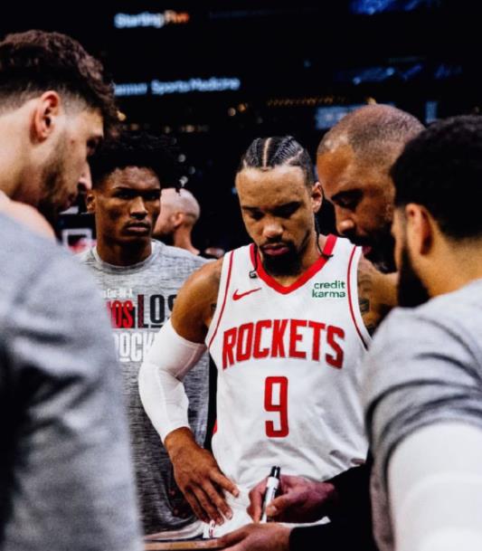 火箭队近来表现其实还可以。最近几场比赛火箭队拿到了三连胜，今天火箭队才在主场输给