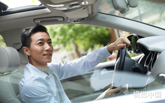 十年前，老师说我没前途，是个光棍命，逼我退学，今天我带着彩礼敲响他家门