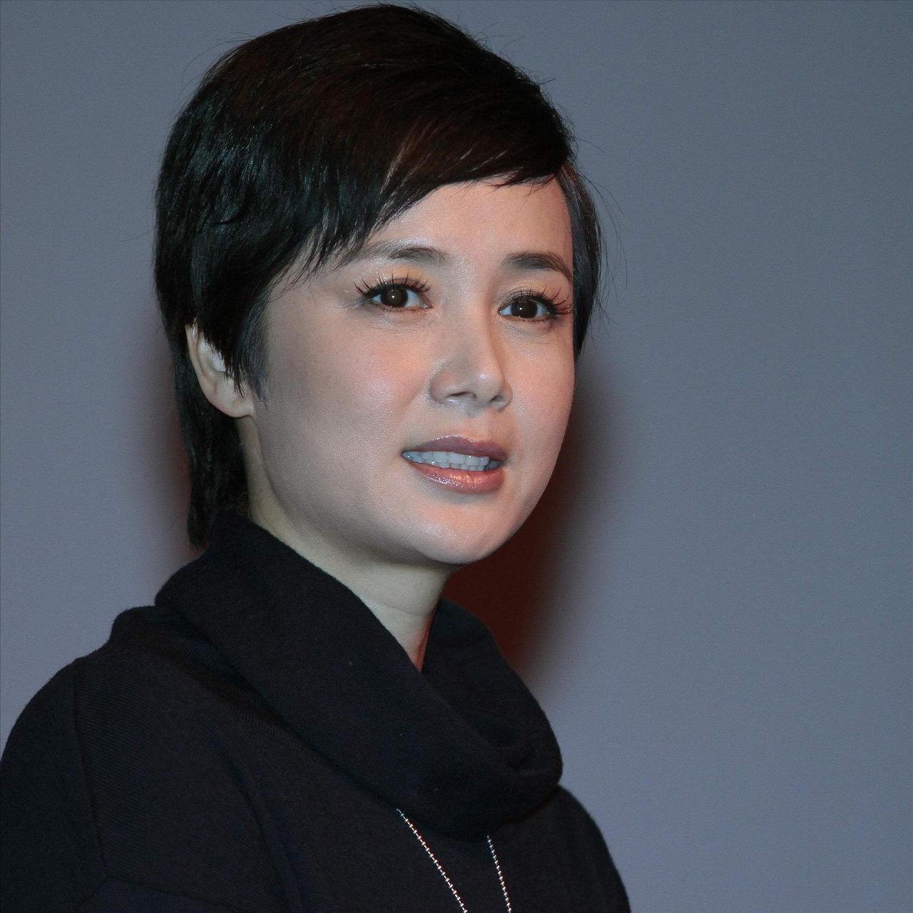 演员蒋雯丽说，我们那个年代，上班都比较早，我十六七岁，就到供水公司上班了，我从小