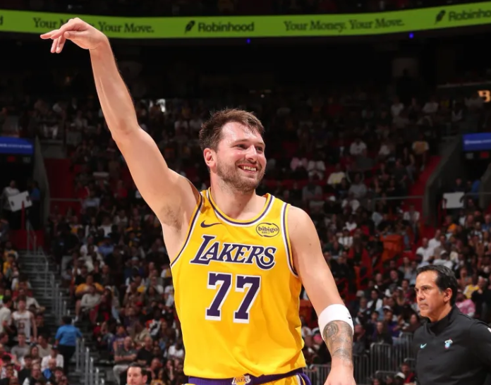 数据博主Kalshi NBA统计了湖人球员卢卡-东契奇过去5个常规赛，场均干拔三