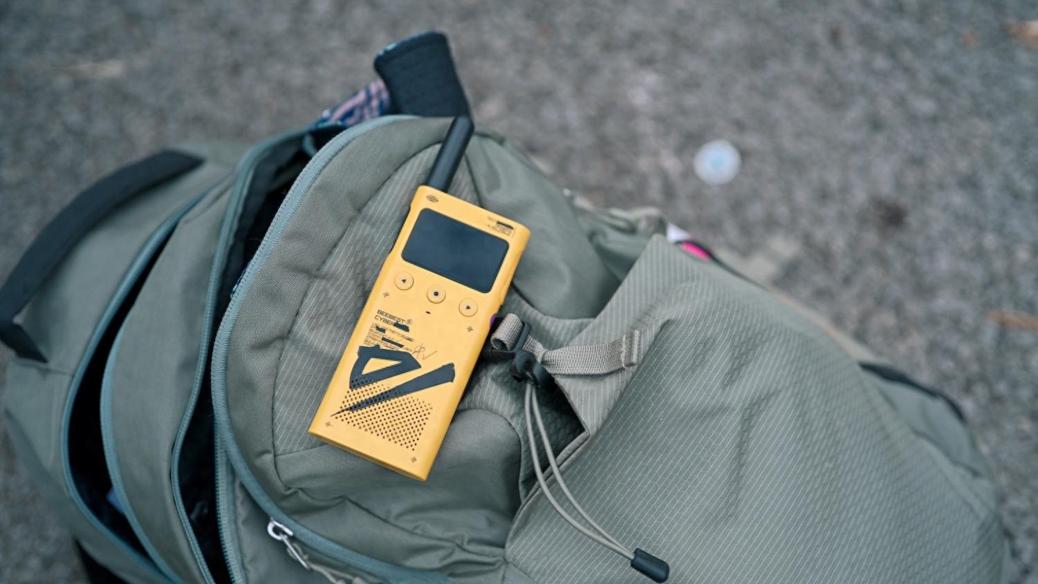 没信号也能秒连？我带着极蜂对讲机3 闯了趟山野