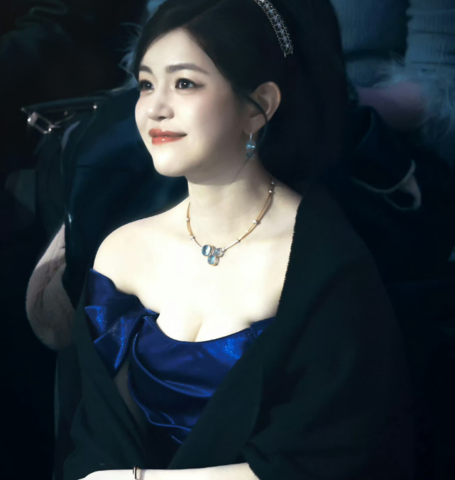 当其他女星还在为瘦到多少斤焦虑时
陈妍希的一组看秀生图，给了30+女生最好的审美