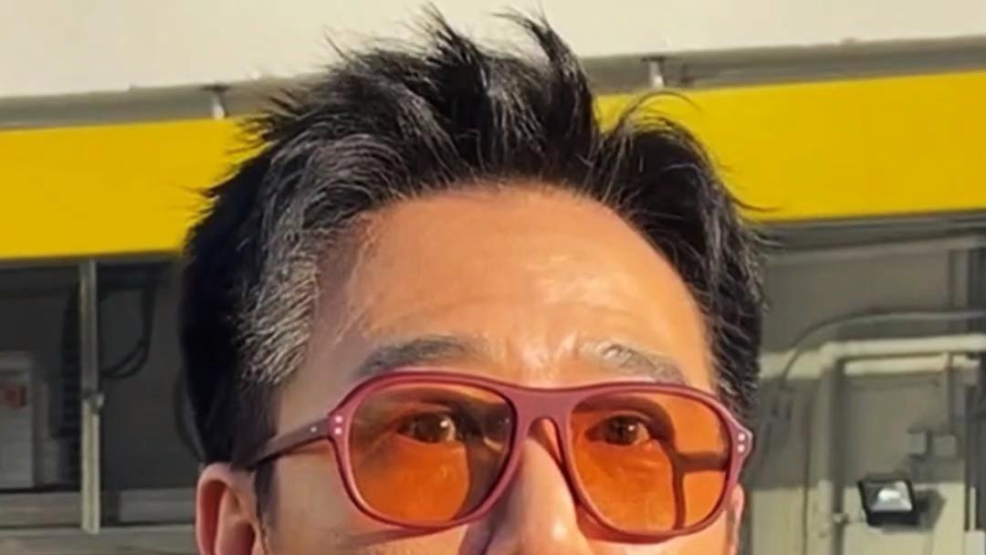 62岁温兆伦北京街头近况曝光！头发稀疏大腹便便，网友：这才是褪去光环后的真实人生