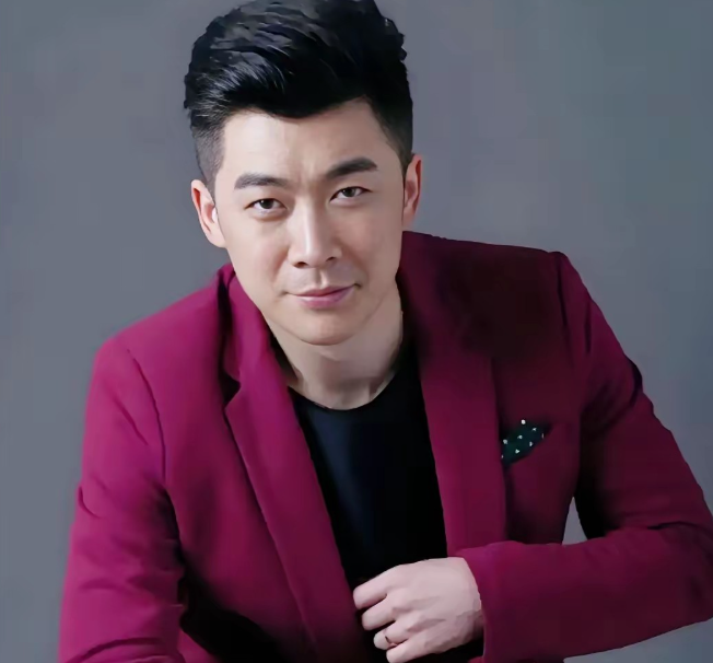 大家还记得这位男演员吗
他42岁，河南焦作人，身高179，长得周正
自带亦正亦邪